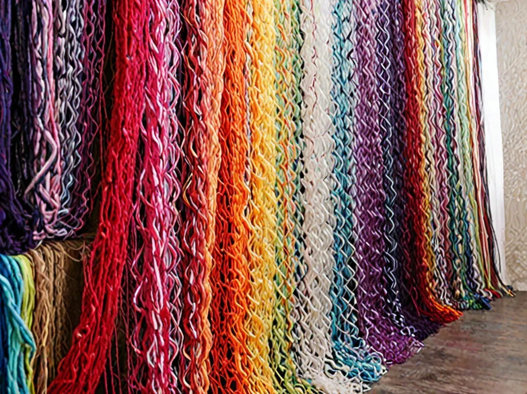 Installation artistique en laine colorée